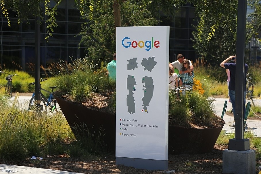 谷歌园区现在是完全开放的,世界各地的游客都能来这里参观,因此配套的