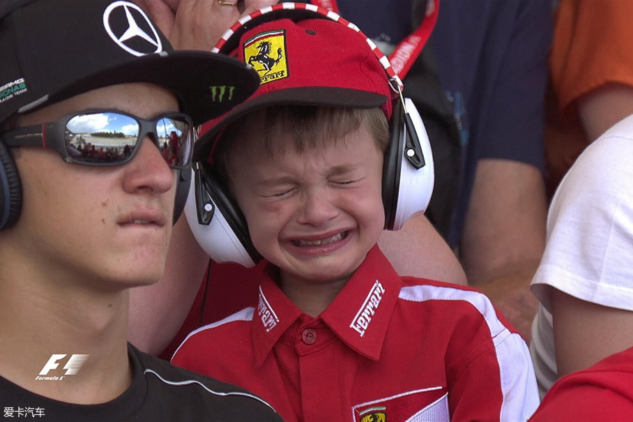 在西班牙站的比赛中发生了感人的一幕,一位莱科宁的小车迷在看到偶像