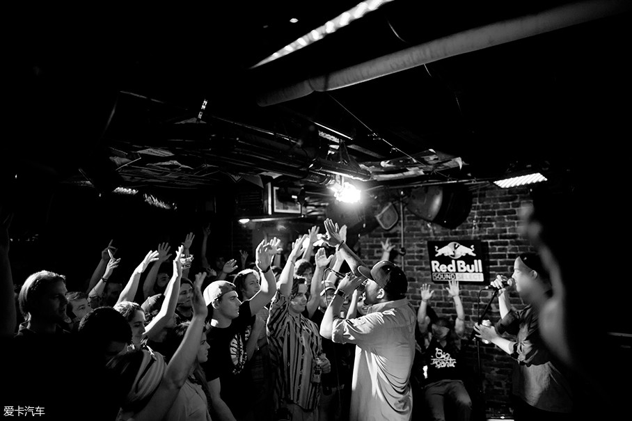 毕竟大多数说唱歌手还"活在"地下.