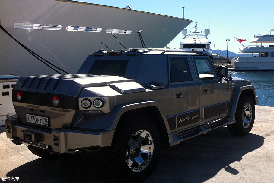 它的车身装甲可以厚至7厘米,自重超过3吨,足以抵御ak47的火力攻击