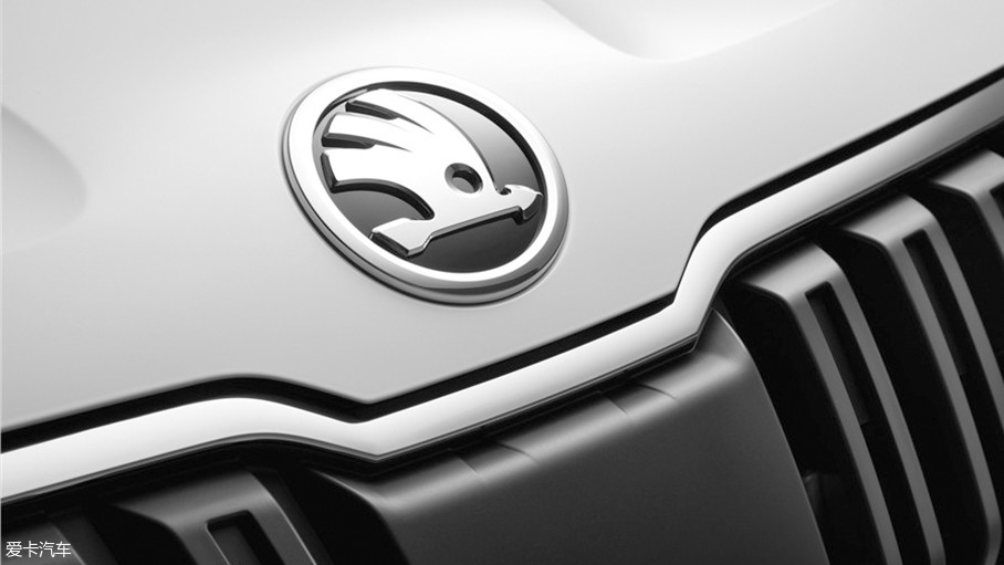 自从斯柯达从以往绿色车标更迭成为素色之后,整个视觉效果更佳柔美