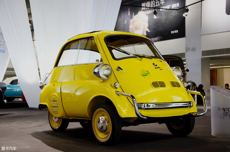 宝马isetta 300是一款意大利设计的微型车,由于其蛋状的外观以及气泡