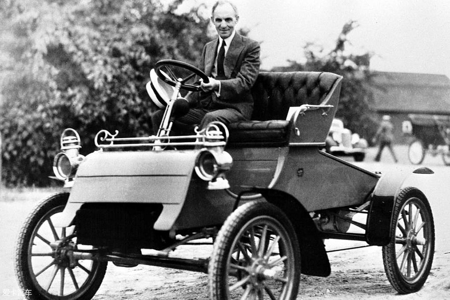 1903年,热衷于汽车的亨利·福特打造出了福特历史上的第一款车型a型车