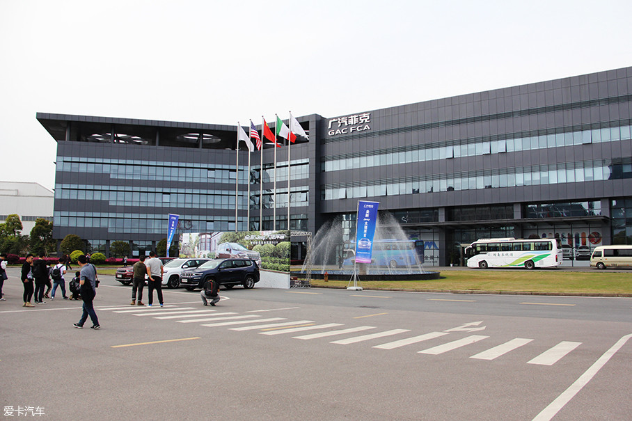 初到大门处,现代化的工厂映入眼帘.