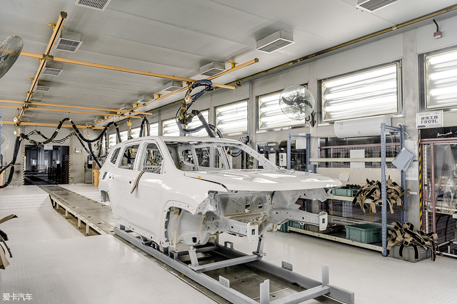 广汽菲克长沙工厂的涂装车间共有44个涂装机器人,其中32台为涂装机器