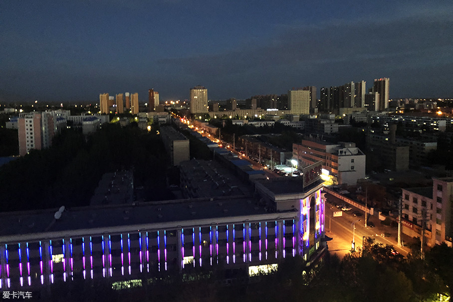 這不是吃完水果後閒的無聊拍的夜景,這是早上六點四十起床後的格爾木