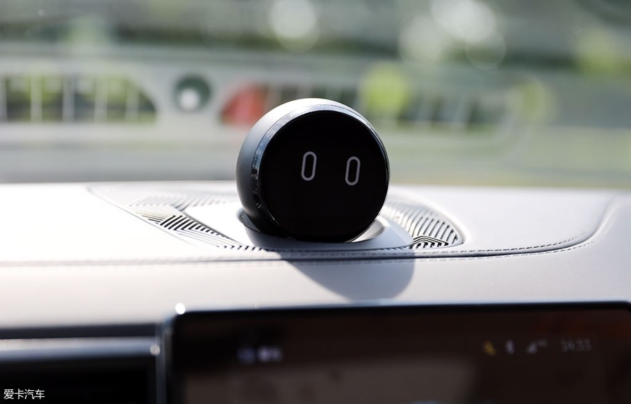 nomi应该说是目前最符合人类思考逻辑的ai机器人,他会通过语音识别