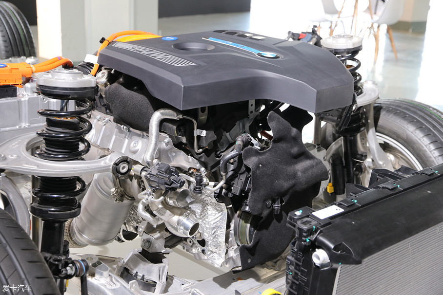 内燃机则是宝马最新的模块化家族产品,b48系列4缸涡轮增压直喷发动机