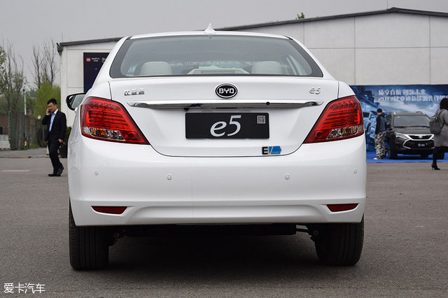 比亚迪e5300的尾部造型也比较简约,家用车的气息较浓.