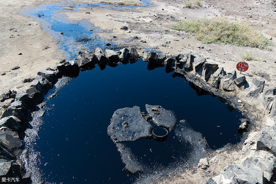 这黑黑的就是原油,由于地壳变动,地下石油受地层压力影响,沿石裂隙不