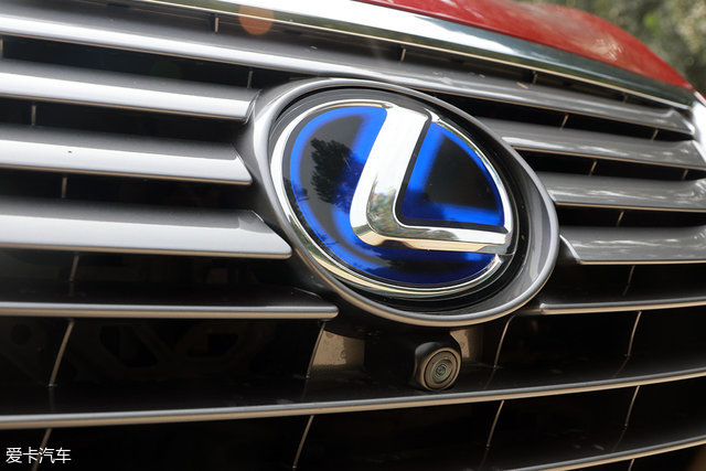 车头象征全混动科技的蓝色标志后方是acc毫米波雷达.