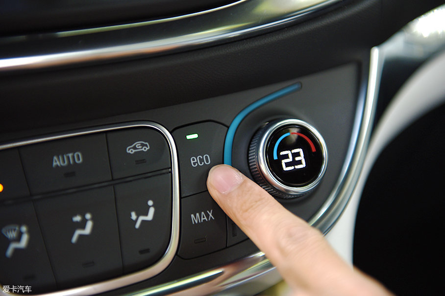 空调控制专门设置了一个eco按键,该模式下可以让空调尽可能少消耗电能