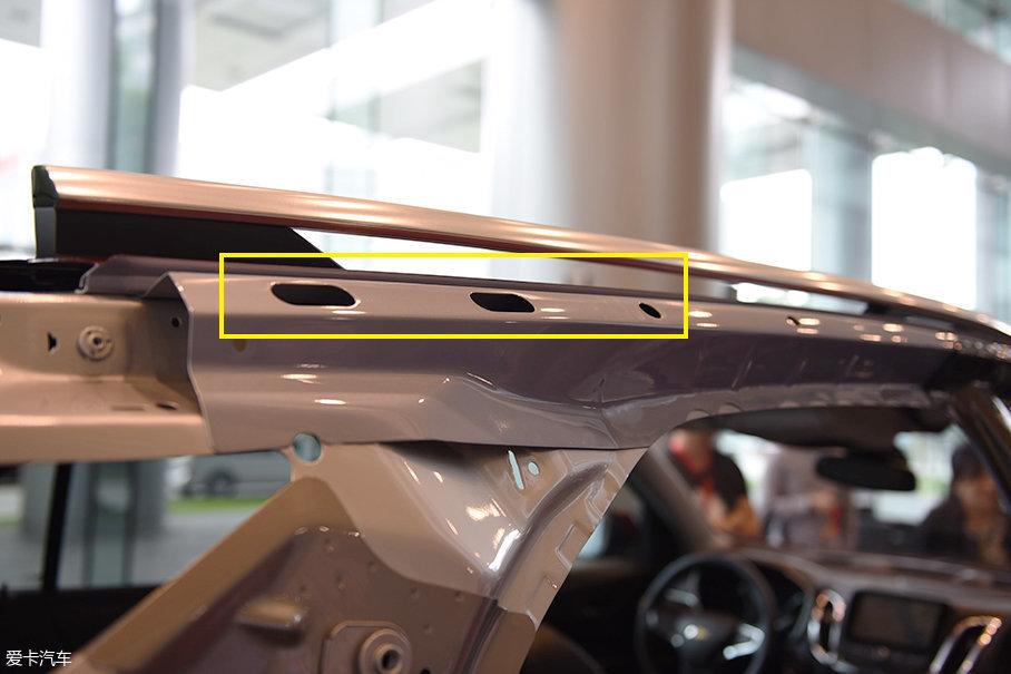 在零件上设置减重孔来达到轻量化目的,当然,这些减重孔并不是随意设置