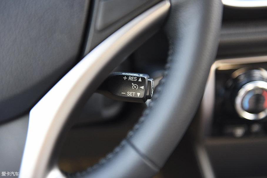 定速巡航控制拨杆固定在方向盘右下方，可以随方向盘转动，使用起来比较方便。