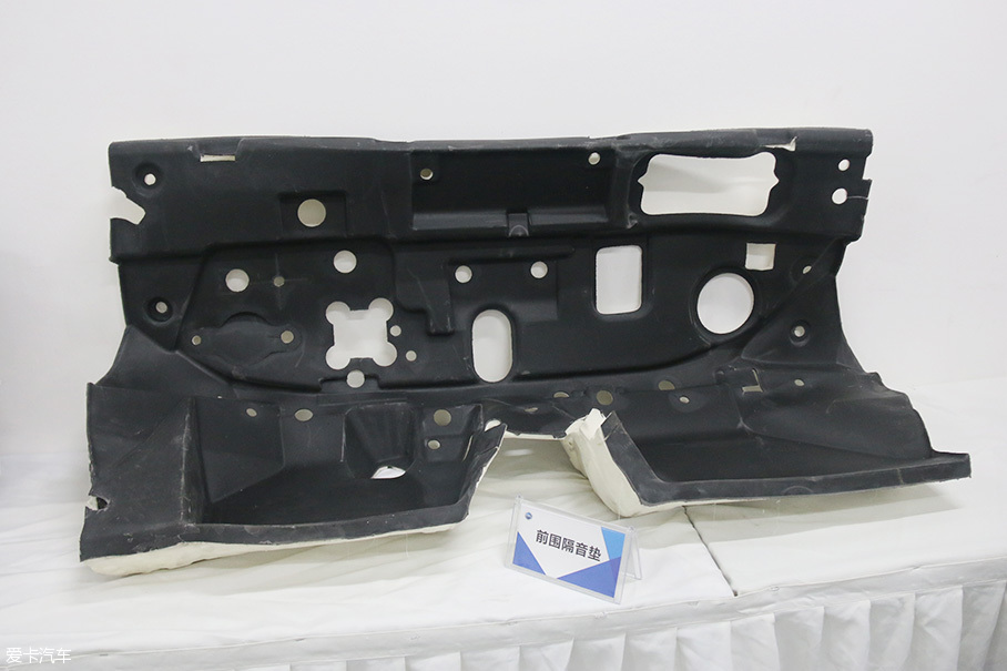 这部分利用了双层玻璃的理念,采用饰板 隔音垫 车身钣金的组合,成为