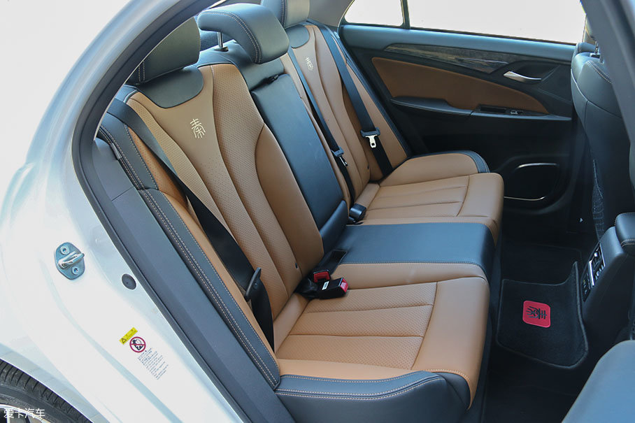 后排配有3个头枕,同样具有不错的舒适性.遗憾的是后排座椅无法放倒.