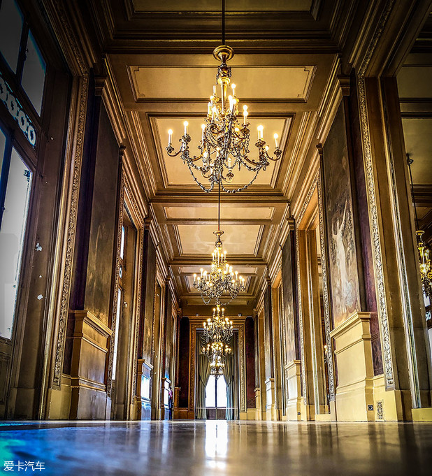 这里的设计,查尔斯·加尼叶借鉴了古典城堡的风格.