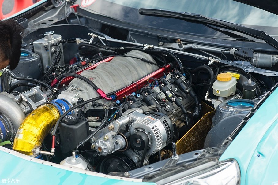 0l v8机械增压发动机,强大的输出扭矩可以轻而易举地使后轮产生空转.