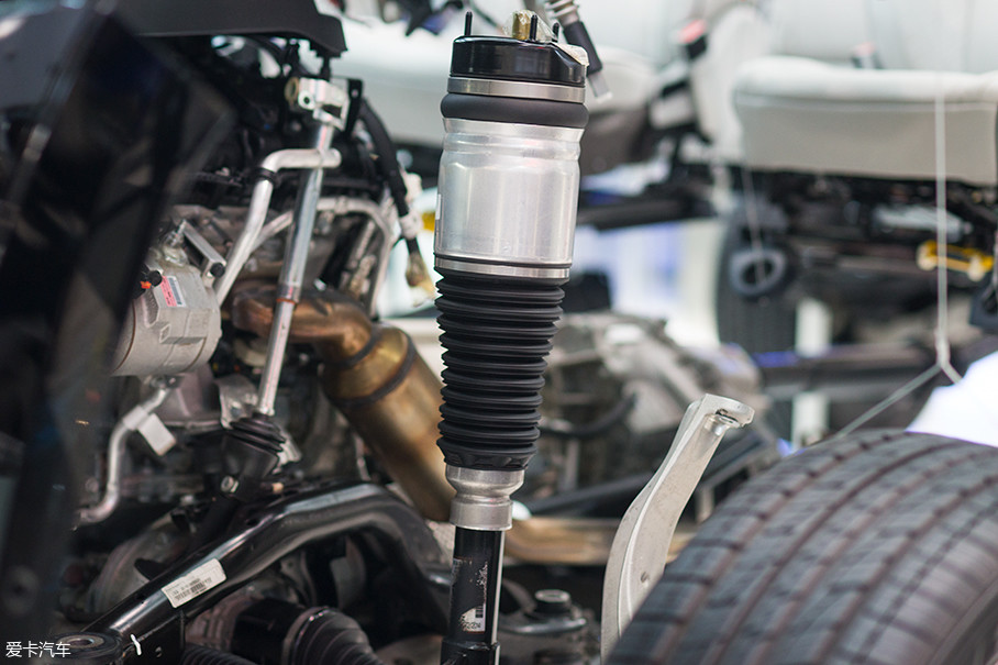 前悬挂的空气减震弹簧与减震器采用一体化设计,给其它部件的布置腾出