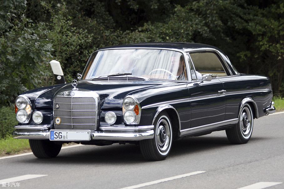 1968年1月,奔驰280 s和280 se正式上市,这两款车与其前身的区别在于