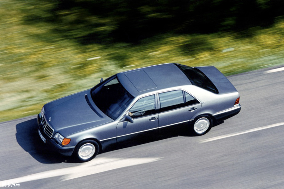 那一定要数那款代号w140被俗称"虎头奔"的奔驰s级轿车了