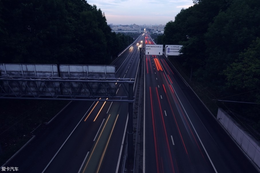 场景,给了我一种去公司时必经之路的感觉,不过马路上车的数量还是没法