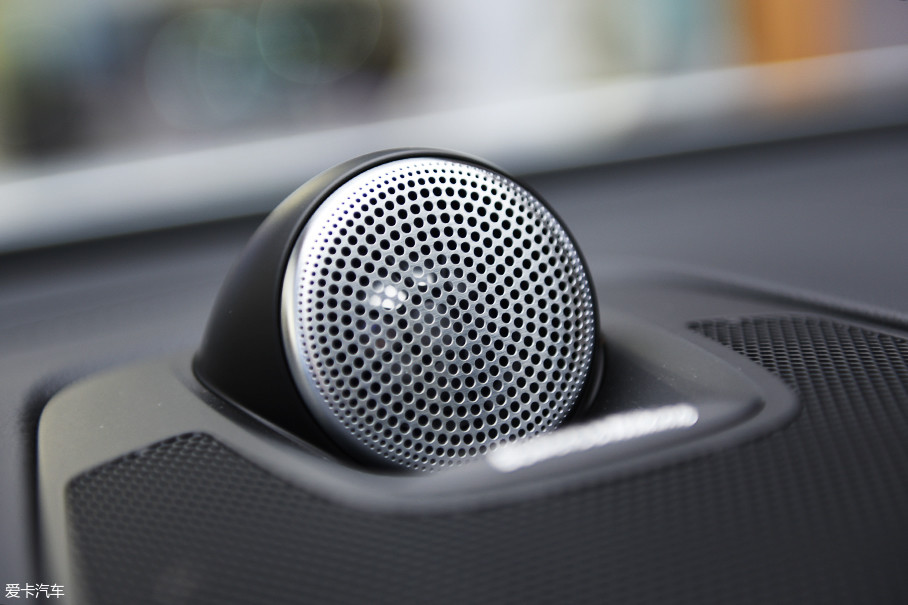 车辆中控台上方的圆形喇叭是宝华韦健音响独有的,这是区分两者最明显