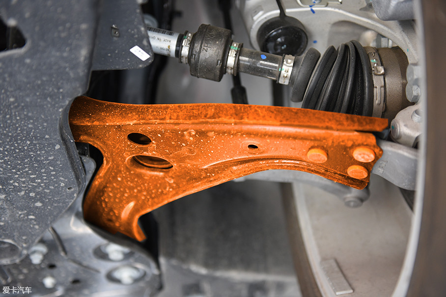 下控制臂采用了双层冲压钢板设计,并设置有减重孔.
