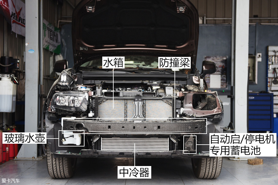 领克01的前防撞梁采用了铝合金材质,在其表面包裹有一层缓冲泡沫.