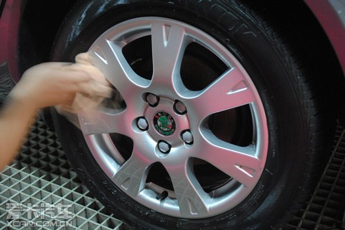 刷轮胎上光剂小心加速轮胎老化