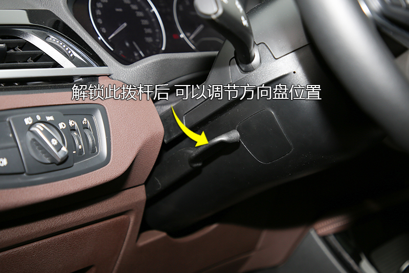 前排 方向盘支持4向手动调节,适应不同身材驾驶员,调节完方向盘位置