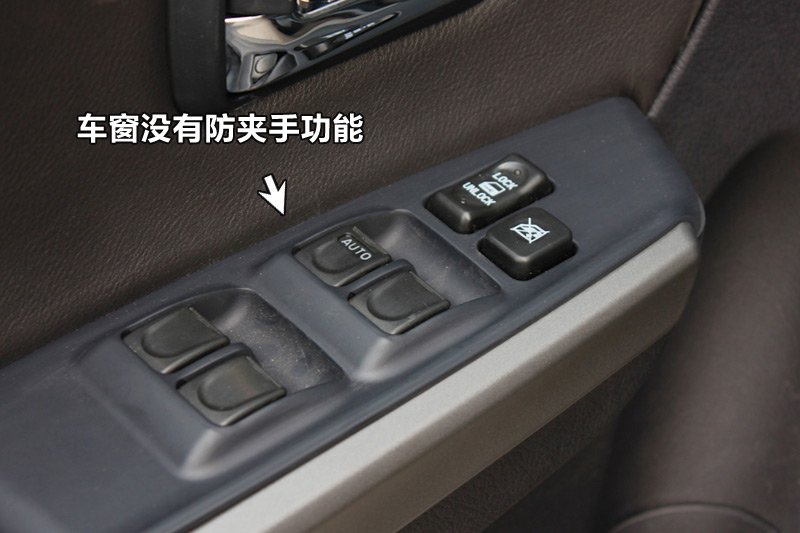 车窗没有防夹手功能,如果后排坐有儿童,升降车窗时应注意.