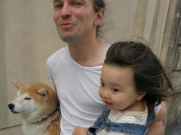 与柴犬一起长大的小姑娘