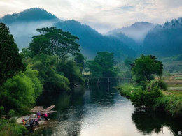 我见青山多妩媚